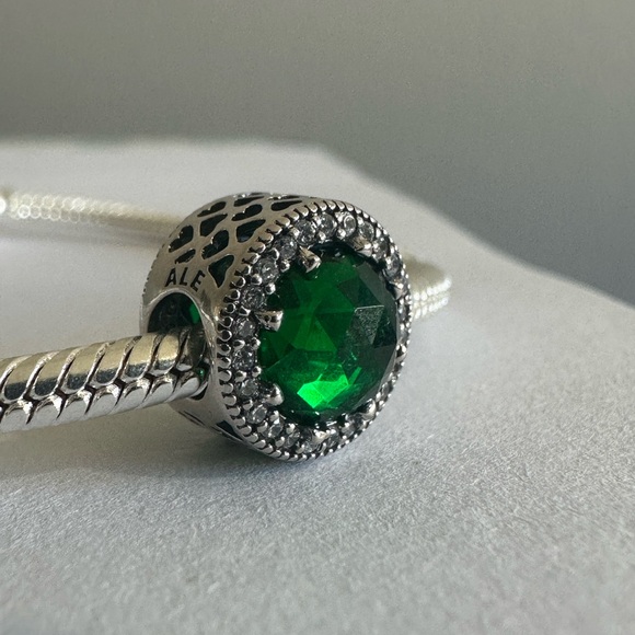Brand NEW Authentic Pandora GREEN Radiant Charm / Pandora Silver Bracelet - Picture 8 of 9